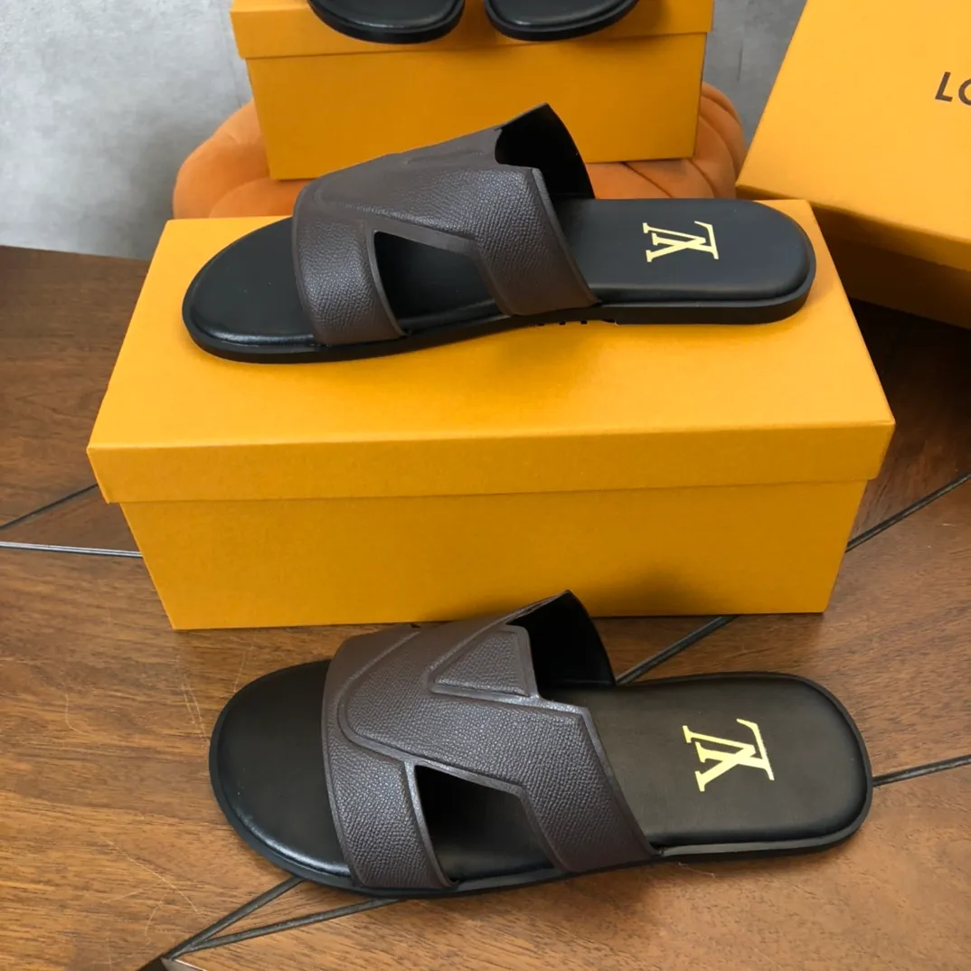 Factory price: 270💰LV counters are selling new brand luxury men's slippers, casual, loose and comfortable. The must-have model in the picture above [Happy][Happy], multiple colors available Size: 38-44, customized 45